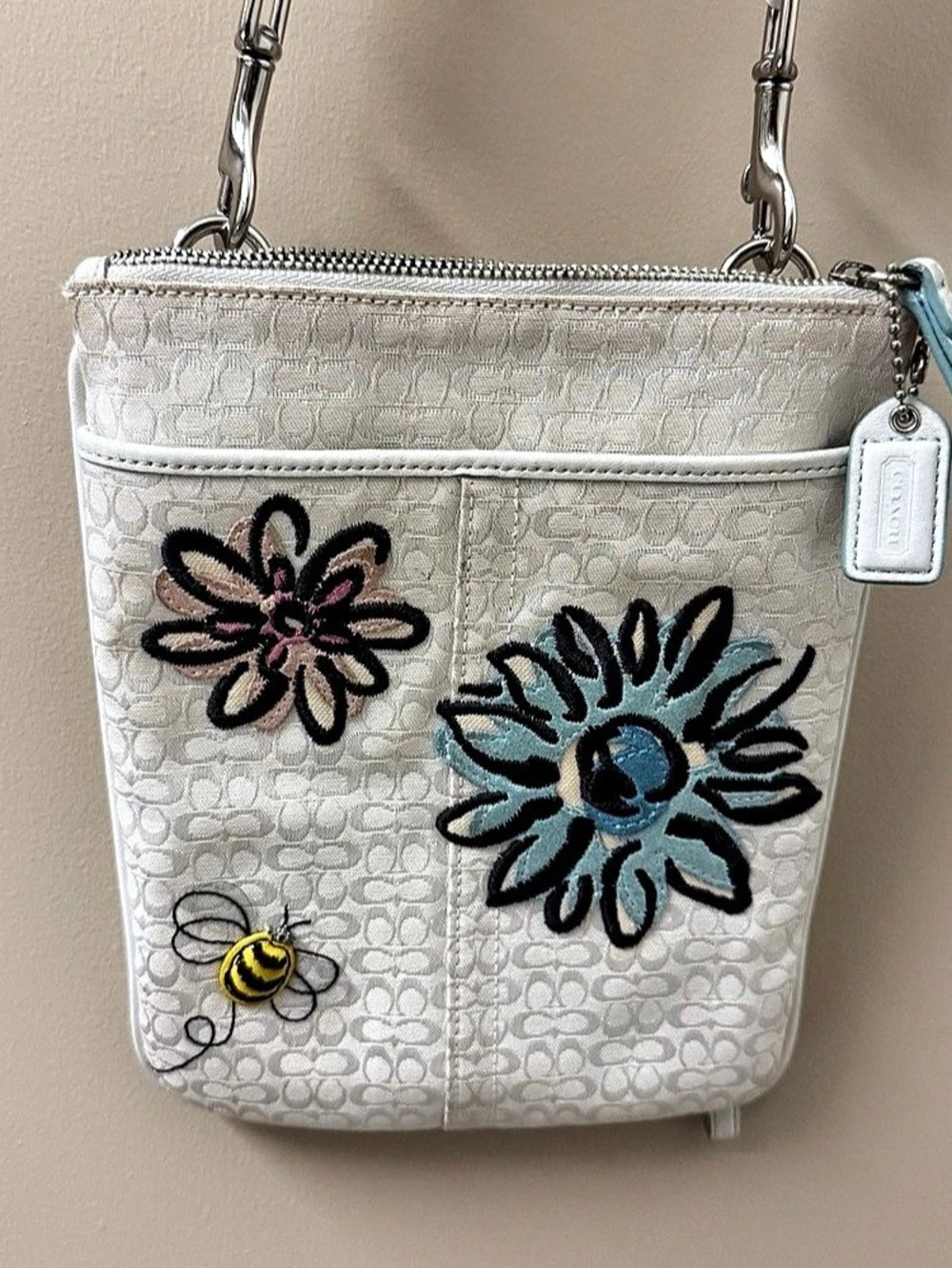 Vintage Coach Signature Swingpack Floral
Applique Bee Crossbody Bag Coach M0669-